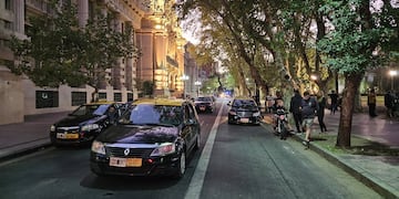 Un grupo de conductores del servicio público se reunió frente a la sede del Gobierno de Santa Fe.