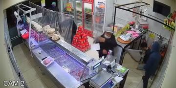 Cuatro delincuentes fingieron ser clientes para asaltar una carnicería