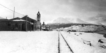Pasado y presente de Ushuaia\u002E\nFotos: Vía Ushuaia - Archivo histórico Municipalidad de Ushuaia\u002E