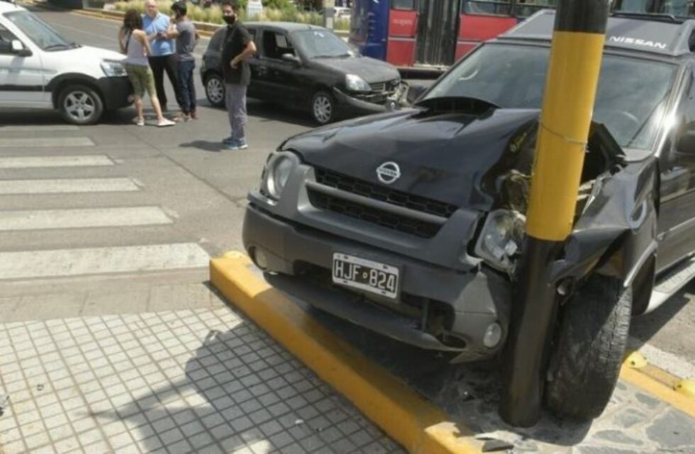 Triple choque en el nudo vial provocó un caos vehicular