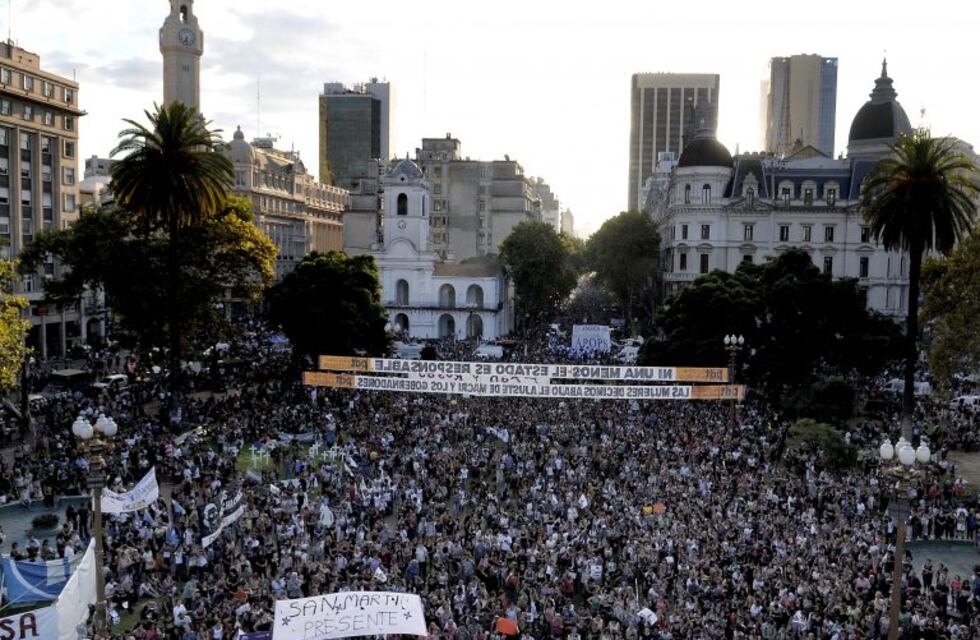 Masiva concentración en Plaza de Mayo por el Día de la Mujer