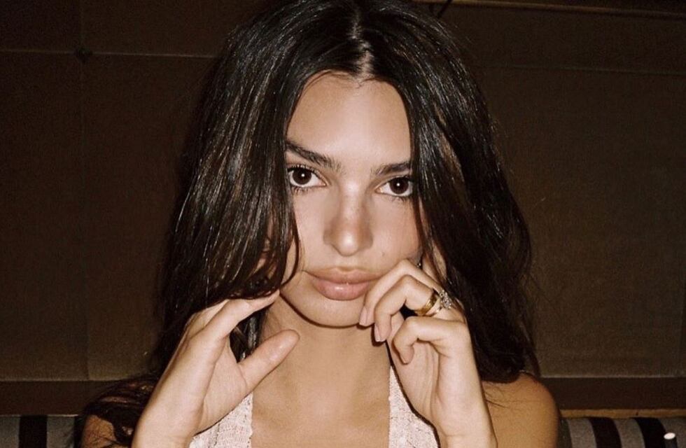 Emily Ratajkowski posó en microbikini y con su bebé en brazos