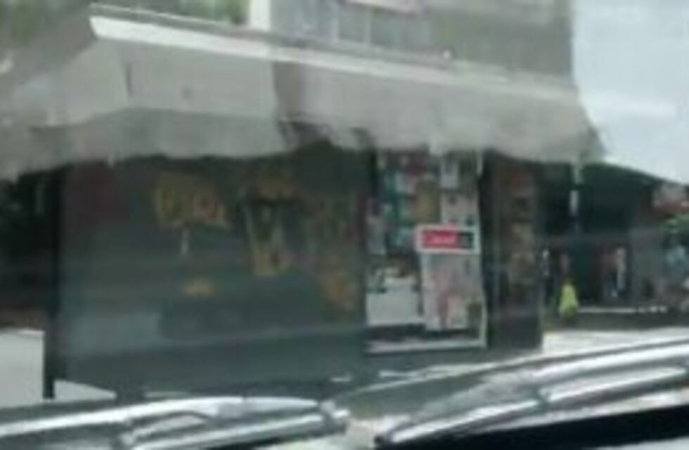 Insólito: un puesto de diarios circulando en pleno centro