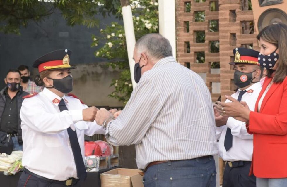 Famaillá: Jaldo entregó equipamiento a los Bomberos Voluntarios de la ciudad