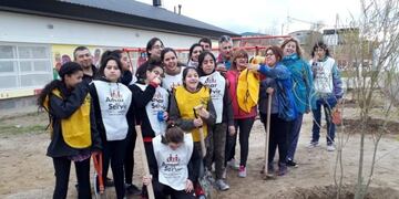 Mujeres plantan árboles en los alrededores del Jardín Nº 67
