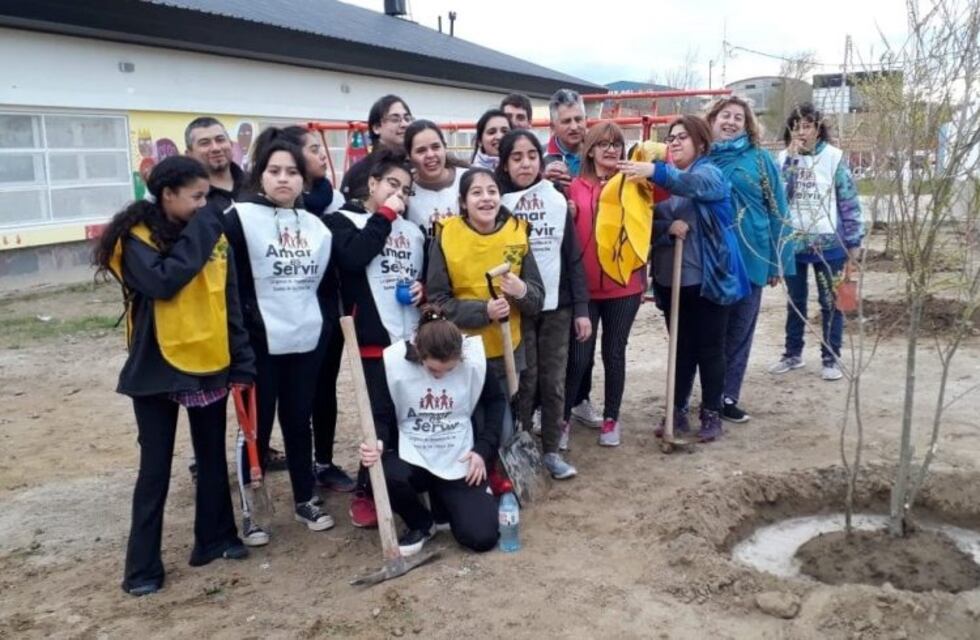 Mujeres plantan árboles en los alrededores del Jardín Nº 67