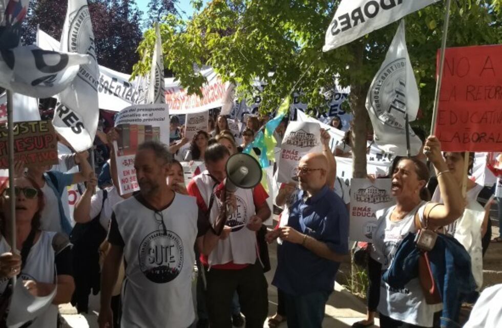 Para el SUTE el acatamiento al paro es del 40%