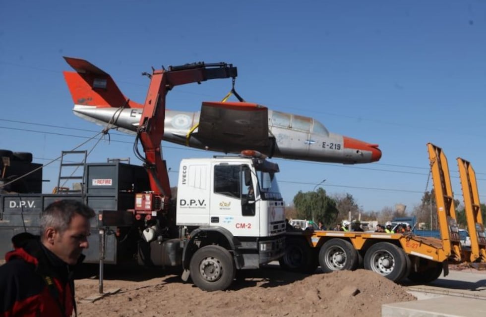El gran valor sentimental del icónico avión de la rotonda