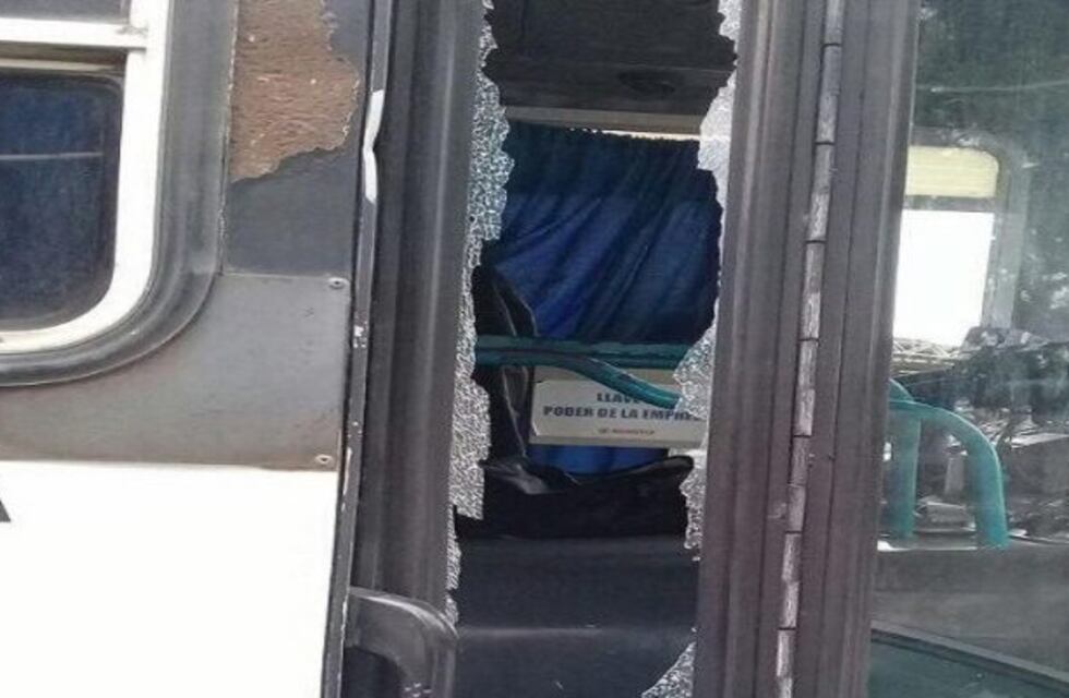 Desconocidos atacaron a piedrazos un colectivo y causaron rotura de vidrios