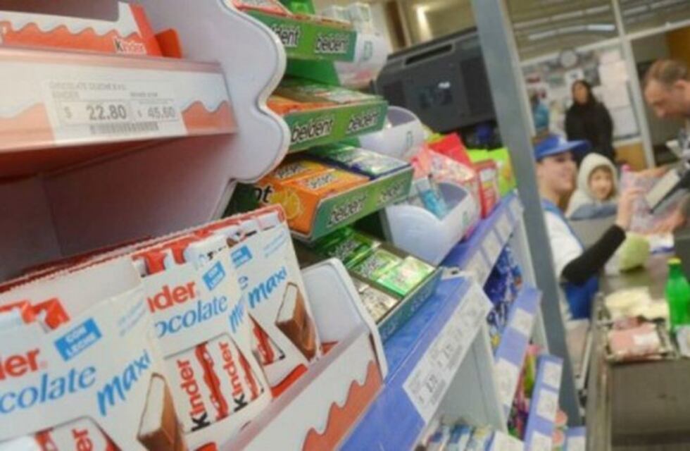 Prohíben la exhibición de golosinas en las cajas de supermercados