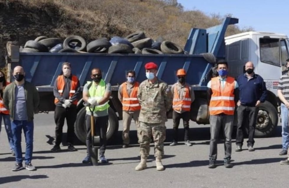 Intensa recolección de residuos en el Camino de las 100 curvas por el Día Mundial de la Limpieza