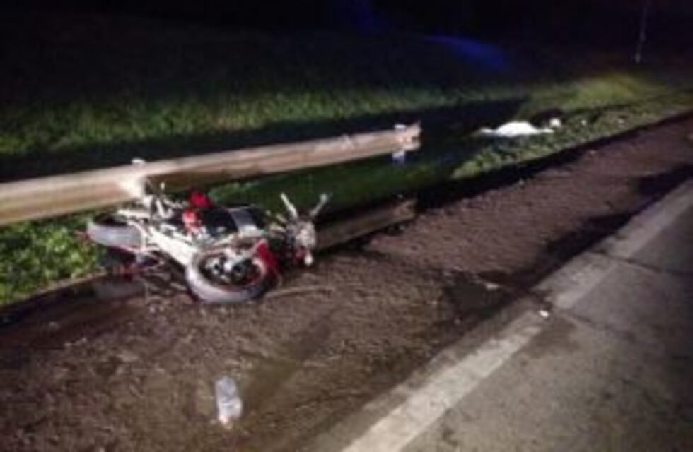 Una joven que viajaba en moto falleció tras chocar con un auto