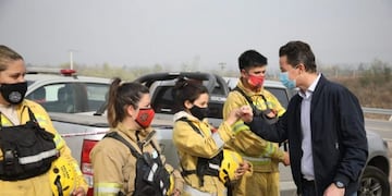 El saludo a los bomberos voluntarios involucrados de lleno con la lucha contra el fuego\u002E (Foto: Gobierno de Córdoba)\u002E