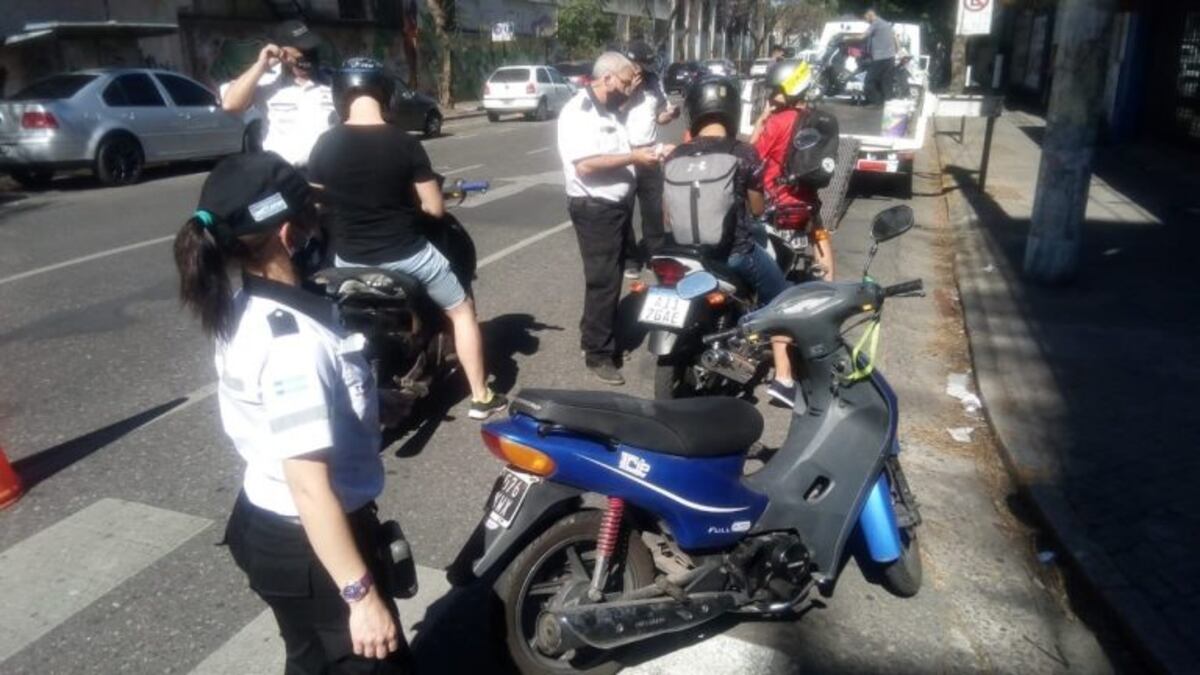 Una mujer resistió a las piñas el retiro de su moto por circular sin casco (@DGTRosario)