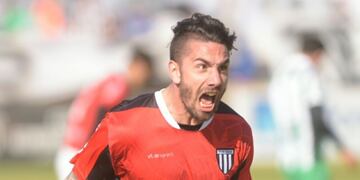 El Lobo, con goles de Cucchi y de Palacios Alvarenga, ambos de cabeza, venció 2 a 0 a Villa Mitre y sueña con el ascenso a la B Nacional\u002E