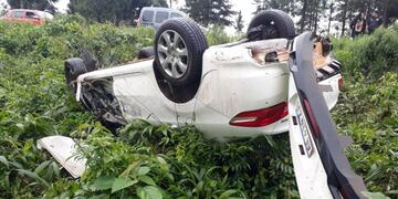 En la banquina: así quedó el automóvil que chocó con una camioneta\u002E (MisionesOnline)