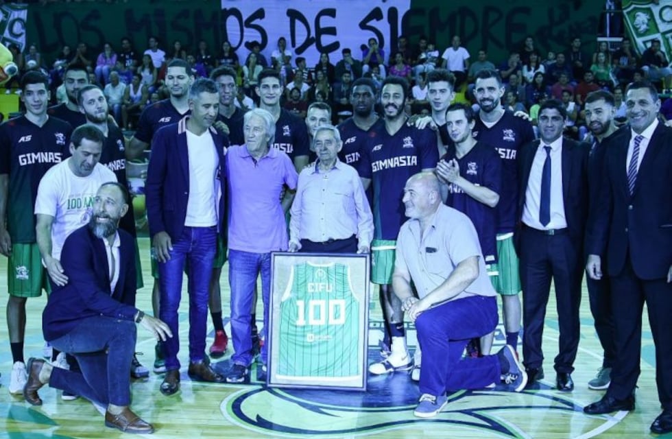 Partido de los 100 años: retiro de camisetas de Cocha y Moldú y la depedida de Cifu