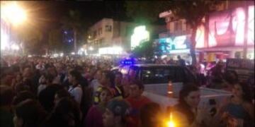 El Centro de Carlos Paz estaba lleno de gente el domingo por la noche.