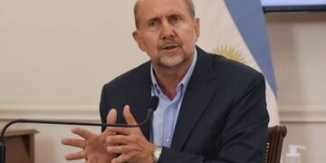 El mandatario anunció que le cortarán a luz a quienes abran sus puertas sin presentar la declaración jurada\u002E (@gobsantafe)