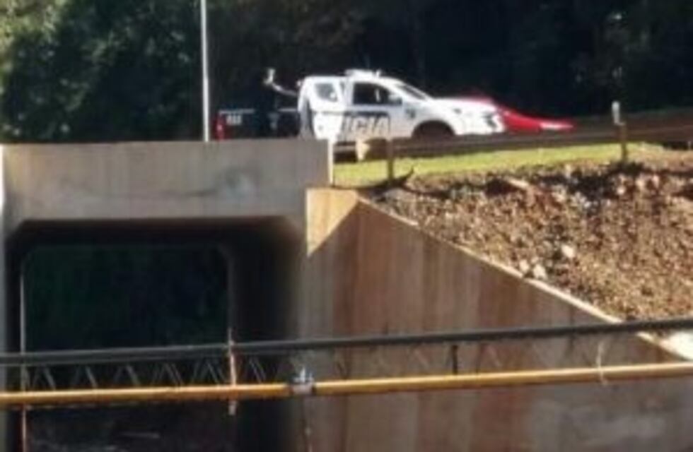 Quiso saltar desde un puente y la salvó la Policía