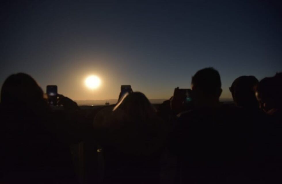 El eclipse solar movilizó a cordobeses y visitantes a los puntos de observación