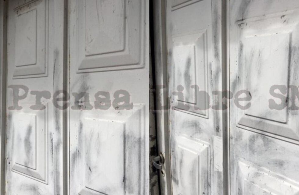 Le descalzaron el portón del garaje y se llevaron dos bicis y una amoladora