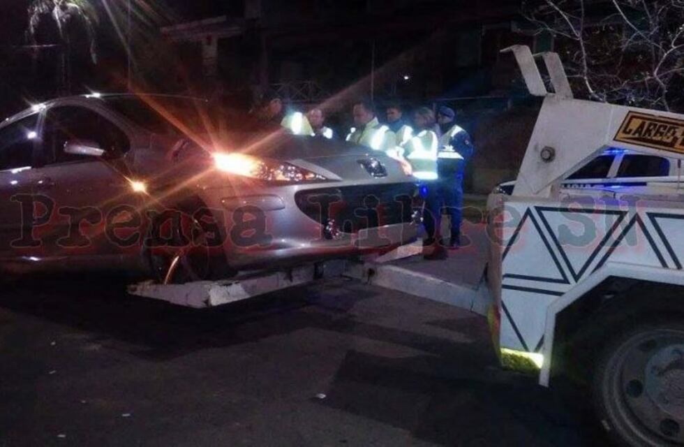 Un joven fue detenido por resistirse a un control de alcoholemia mientras su auto estaba estacionado