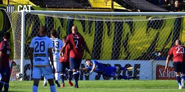 En un partido que tuvo de todo, Herrera estuvo cerca de atajar el penal de Olimpo, que dio en el palo\u002E