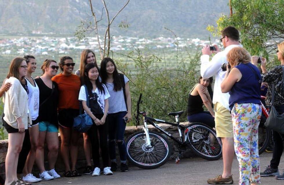 Dólar turista para extranjeros: en el BCRA prevén que ingresen USD 250 millones por mes gracias a este esquema