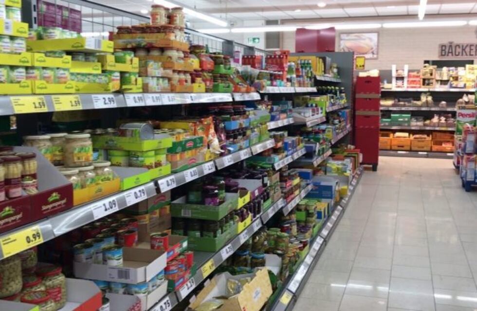 ¿Cómo impactó la suba del dólar en los precios de los negocios de Azul?