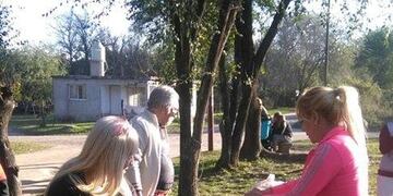 Carla Torres y su familia ayudan a sus vecinos de Río Ceballos solidarios (Foto: Radio Turismo)