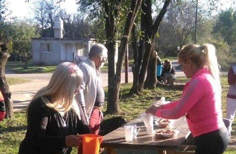 Familia de Salsipuedes brinda comida y ropa a quienes más lo necesitan