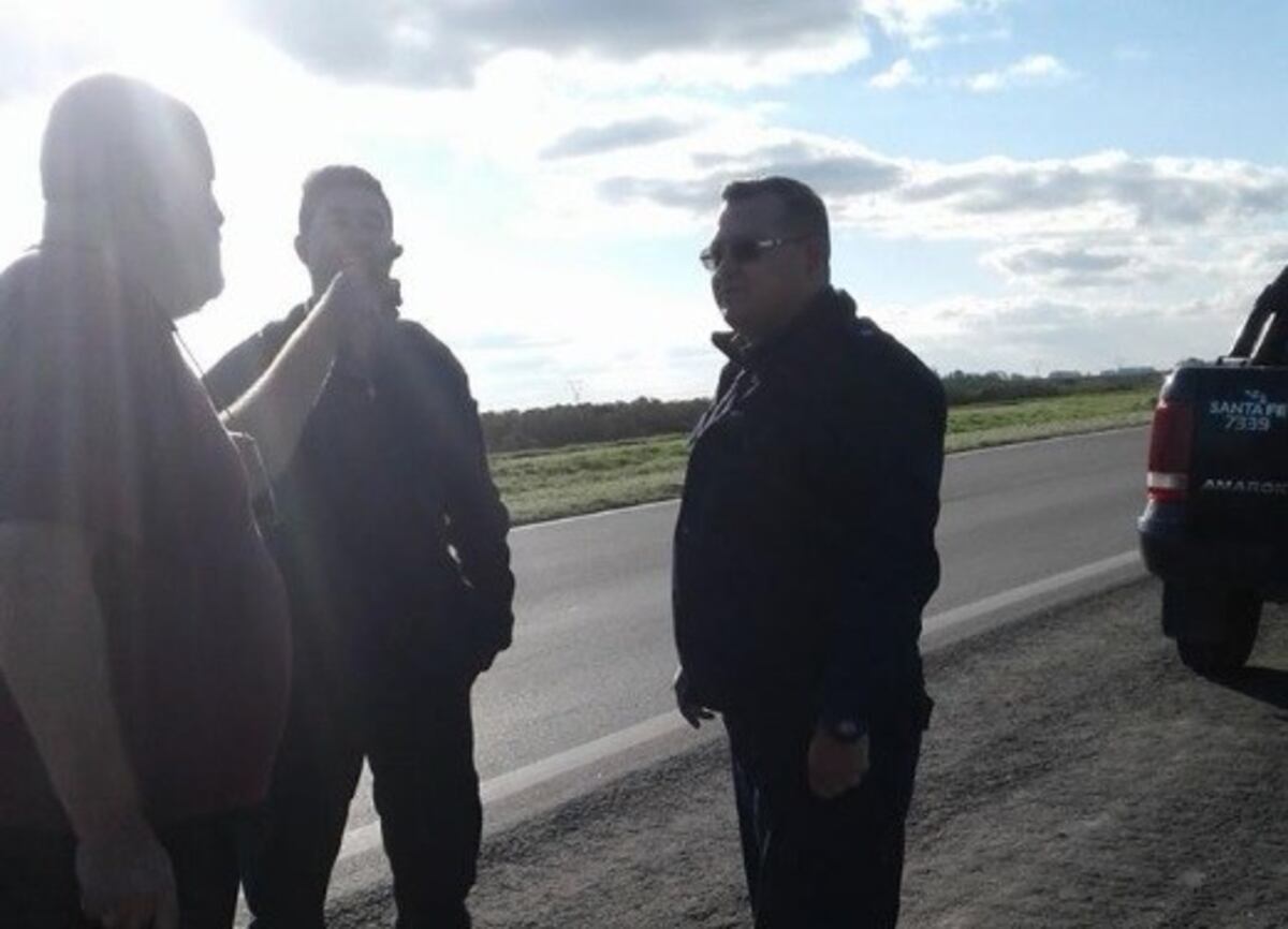Policías asistieron a una pareja que estaba varada en la autopista\u002E