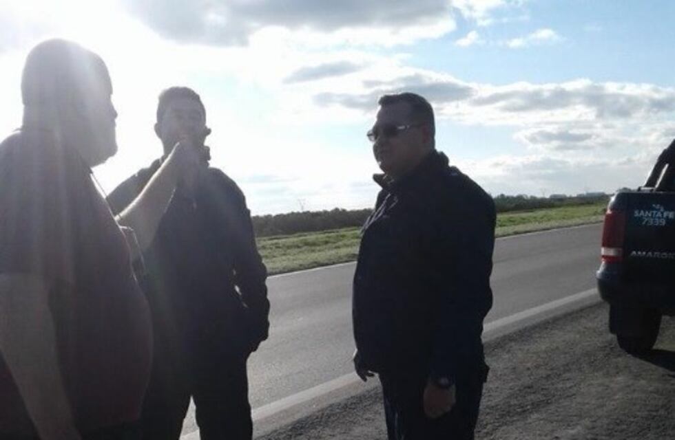 Policías y mecánicos: vieron a una pareja varada en la autopista y le arreglaron el auto para que sigan viaje