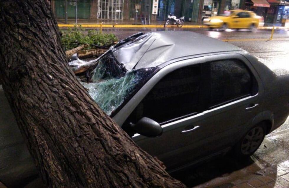 Un temporal de lluvia y viento causa destrozos materiales en Córdoba