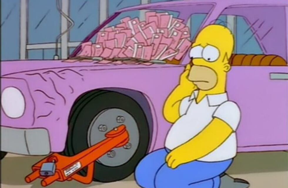 Un taxista furioso condujo con un cepo en su vehículo y revivió una insólita escena de Los Simpsons