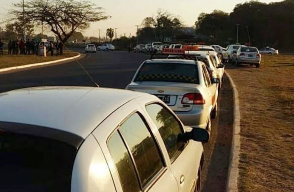 Taxistas y remiseros cortan el Acceso Norte de Resistencia