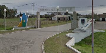 Los delincuentes irrumpieron en la oficina del Correo Argentino en Diego de Alvear y luego huyeron con una suma millonaria en efectivo\u002E (Street View)