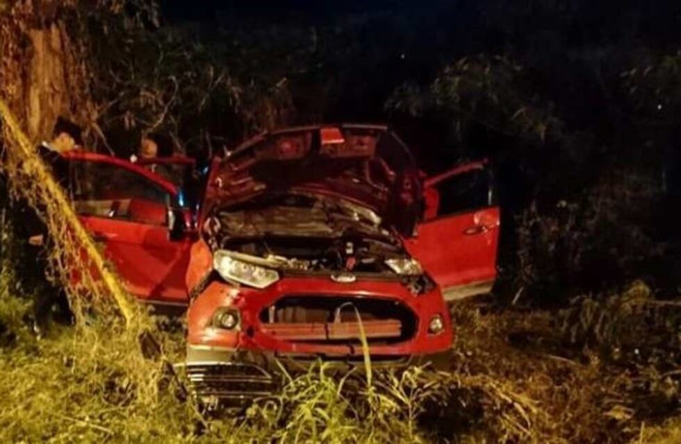 Carlos Paz: auto destrozado tras impactar con un árbol