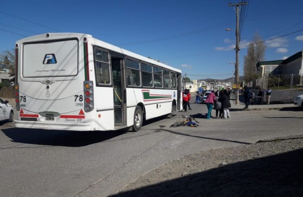 Un joven ciclista falleció tras impactar contra un colectivo