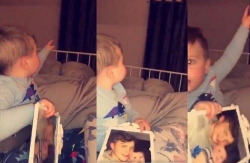 Escalofriante video: un bebé ve una foto de su padre muerto y señala al aire