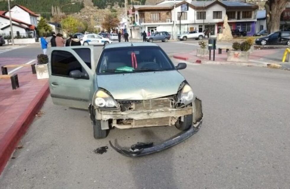 Se produjo un fuerte choque en pleno centro de Esquel