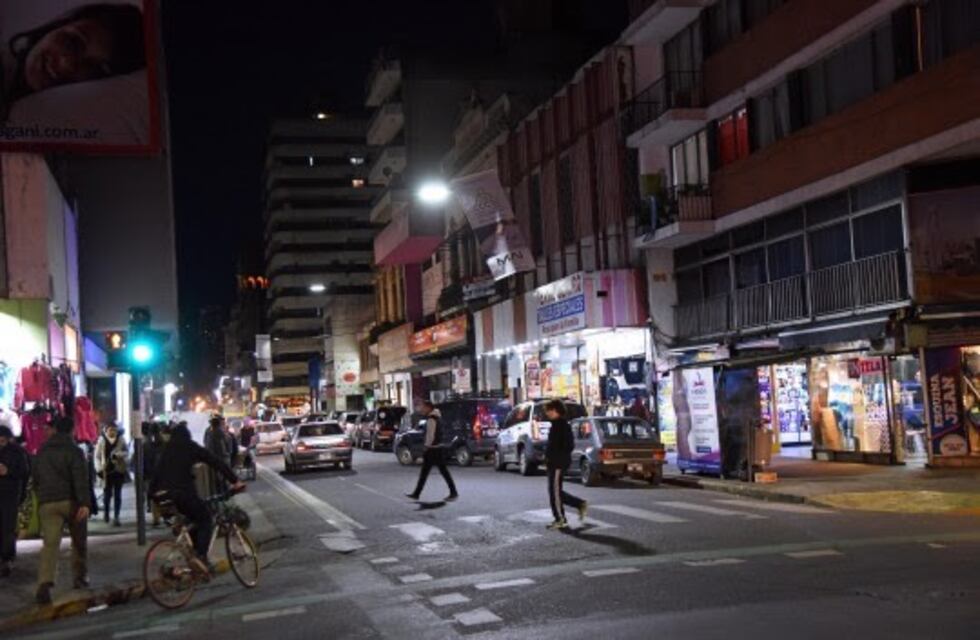 El paseo comercial de calle San Luis estrenó luces led