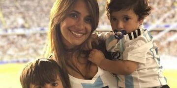 La foto tierna que Lionel Messi le sacó a Antonela Roccuzzo junto a Mateo\u002E