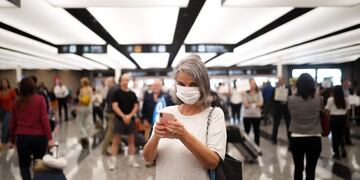 AME741\u002E BUENOS AIRES (ARGENTINA), 04/03/2020\u002E- Pasajeros y empleados del Aeropuerto de Ezeiza se protejen con tapabocas, tras la confirmación del primer caso del Coronavirus en el país, este miércoles, en Buenos Aires (Argentina)\u002E En Latinoamérica, hasta el momento, se han reportado también siete casos en Ecuador, cinco en México, dos en Brasil y uno en República Dominicana\u002E La Organización Mundial de la Salud declaró este martes que Latinoamérica debe aprovechar el hecho de que sea una de las regiones del mundo con un número muy limitado de casos de coronavirus para preparar una \