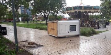 En Catamarca, los fuertes vientos y la lluvia provocó la caída de árboles y voladura de techos