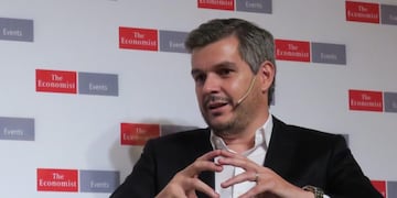 BAS002. BUENOS AIRES (ARGENTINA). 08/03/2017.- El jefe de Gabinete del Gobierno argentino, Marcos Peu00f1a, habla durante el foro Argentina Summit 2017 hoy, miu00e9rcoles 8 de marzo de 2017, en Buenos Aires (Argentina). Unos 200 lu00edderes empresariales y gubernamen