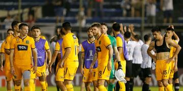 Players of Argentina's Rosario Central leave the field after losing 2-0 to Paraguay's Libertad at the end of their Copa Libertadores soccer game in Asuncion, Paraguay, Thursday, April 4, 2019\u002E (AP Photo/Jorge Saenz)