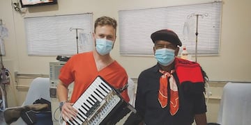 Leonel Álvarez, hizo música en un centro de diálisis de Nogoyá y su video se hizo viral\u002E