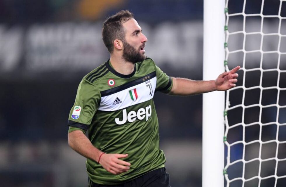 Higuaín marcó y condujo a Juventus a la punta de la Liga de Italia